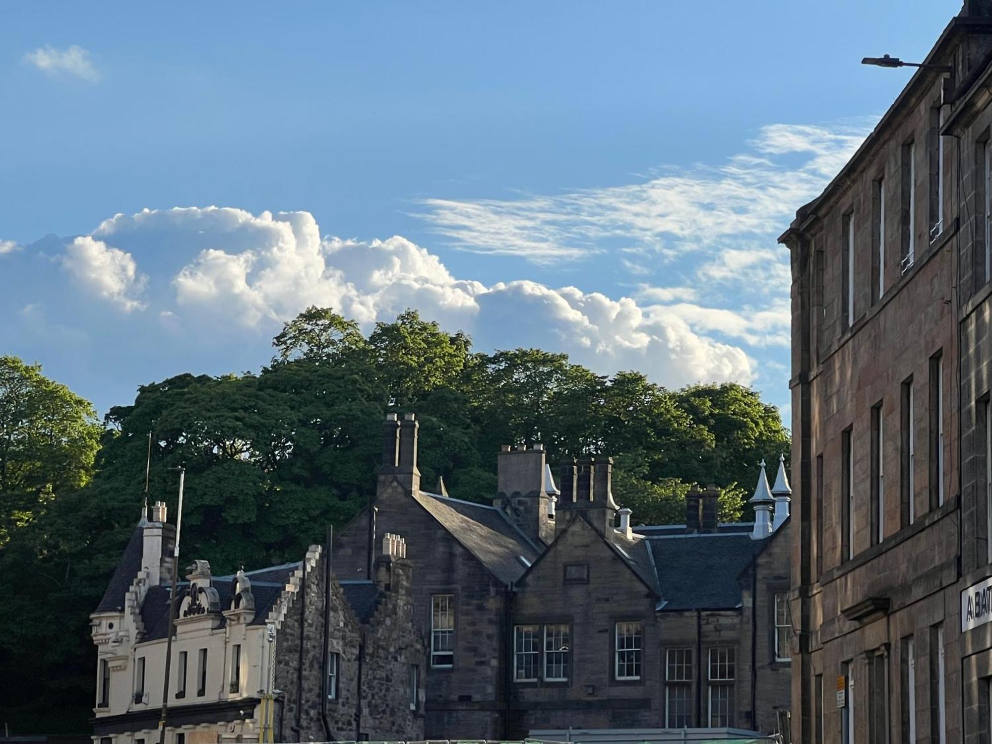 Central Apartment With Parking, Original Art And Antiques Edinburgh Bagian luar foto