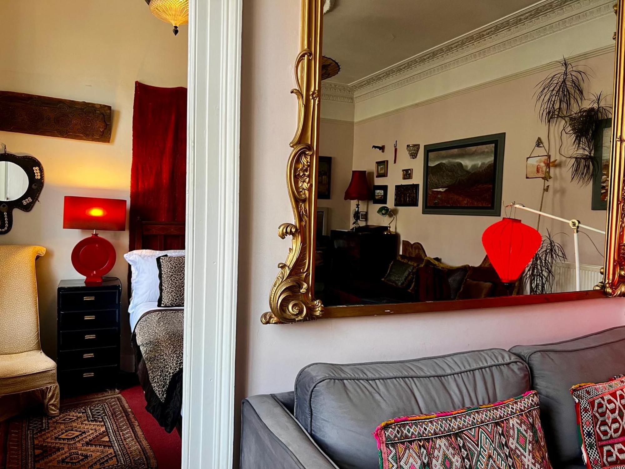 Central Apartment With Parking, Original Art And Antiques Edinburgh Bagian luar foto