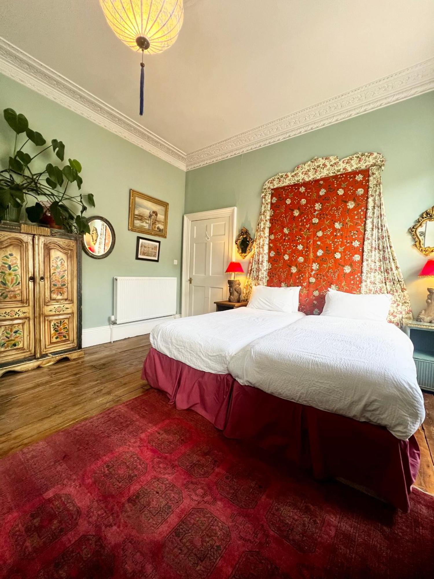 Central Apartment With Parking, Original Art And Antiques Edinburgh Bagian luar foto