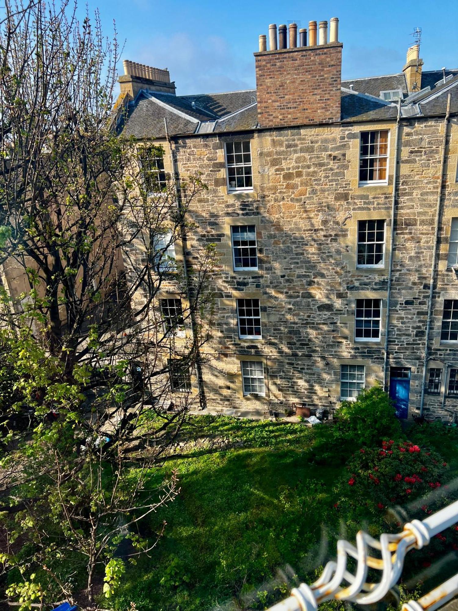 Central Apartment With Parking, Original Art And Antiques Edinburgh Bagian luar foto