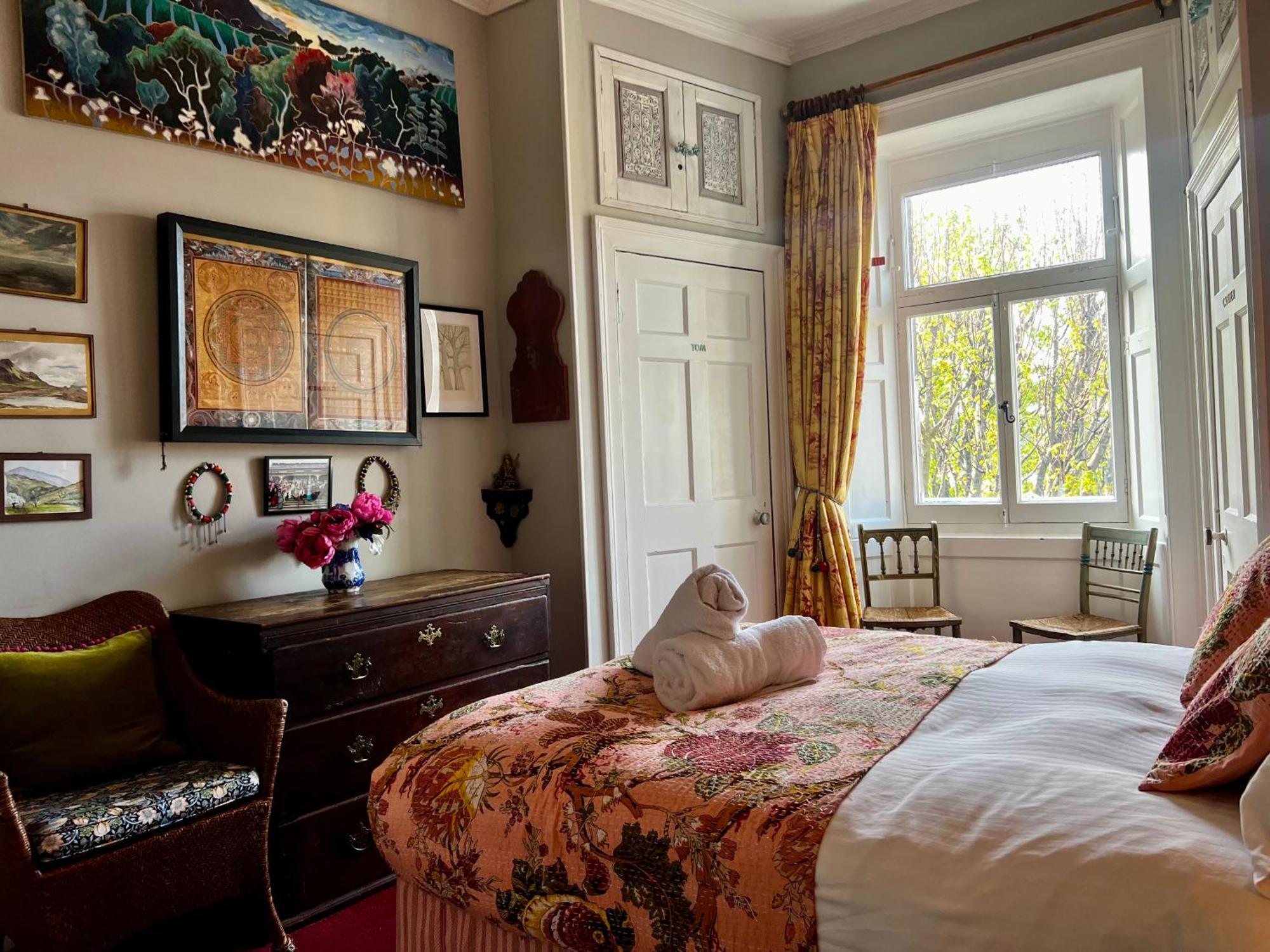 Central Apartment With Parking, Original Art And Antiques Edinburgh Bagian luar foto