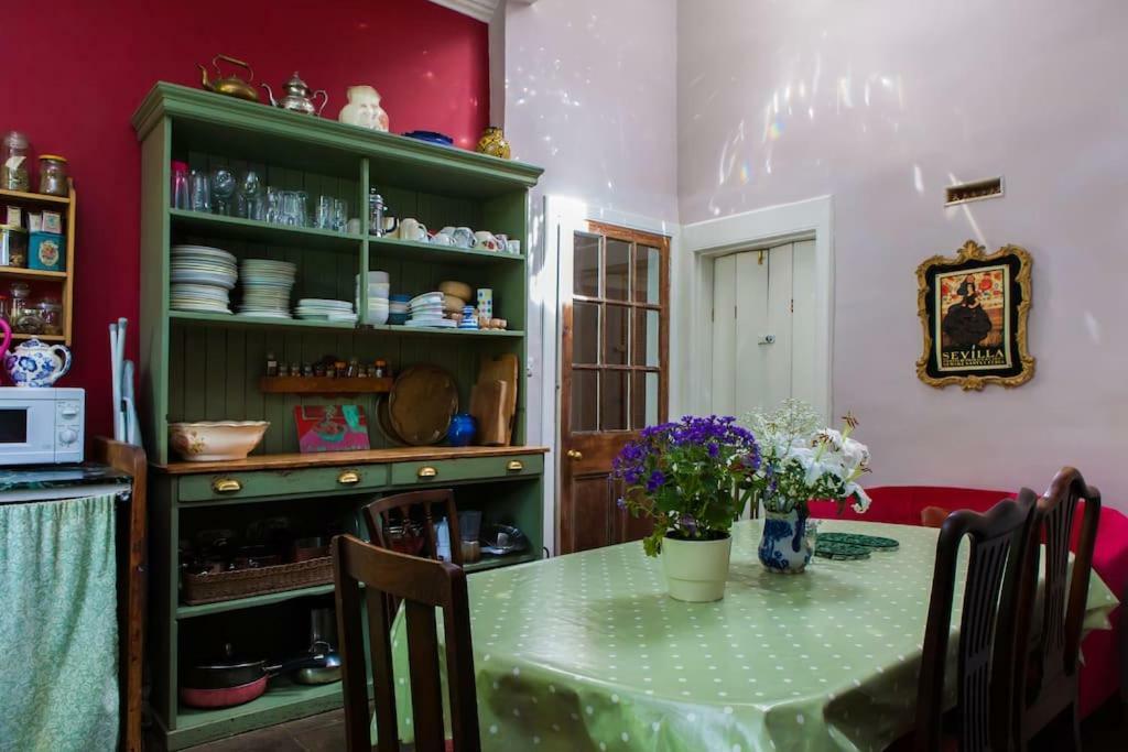 Central Apartment With Parking, Original Art And Antiques Edinburgh Bagian luar foto