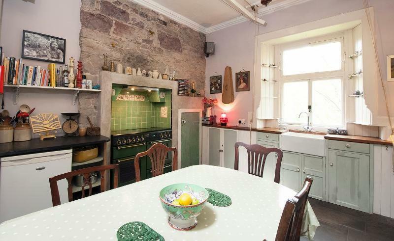 Central Apartment With Parking, Original Art And Antiques Edinburgh Bagian luar foto